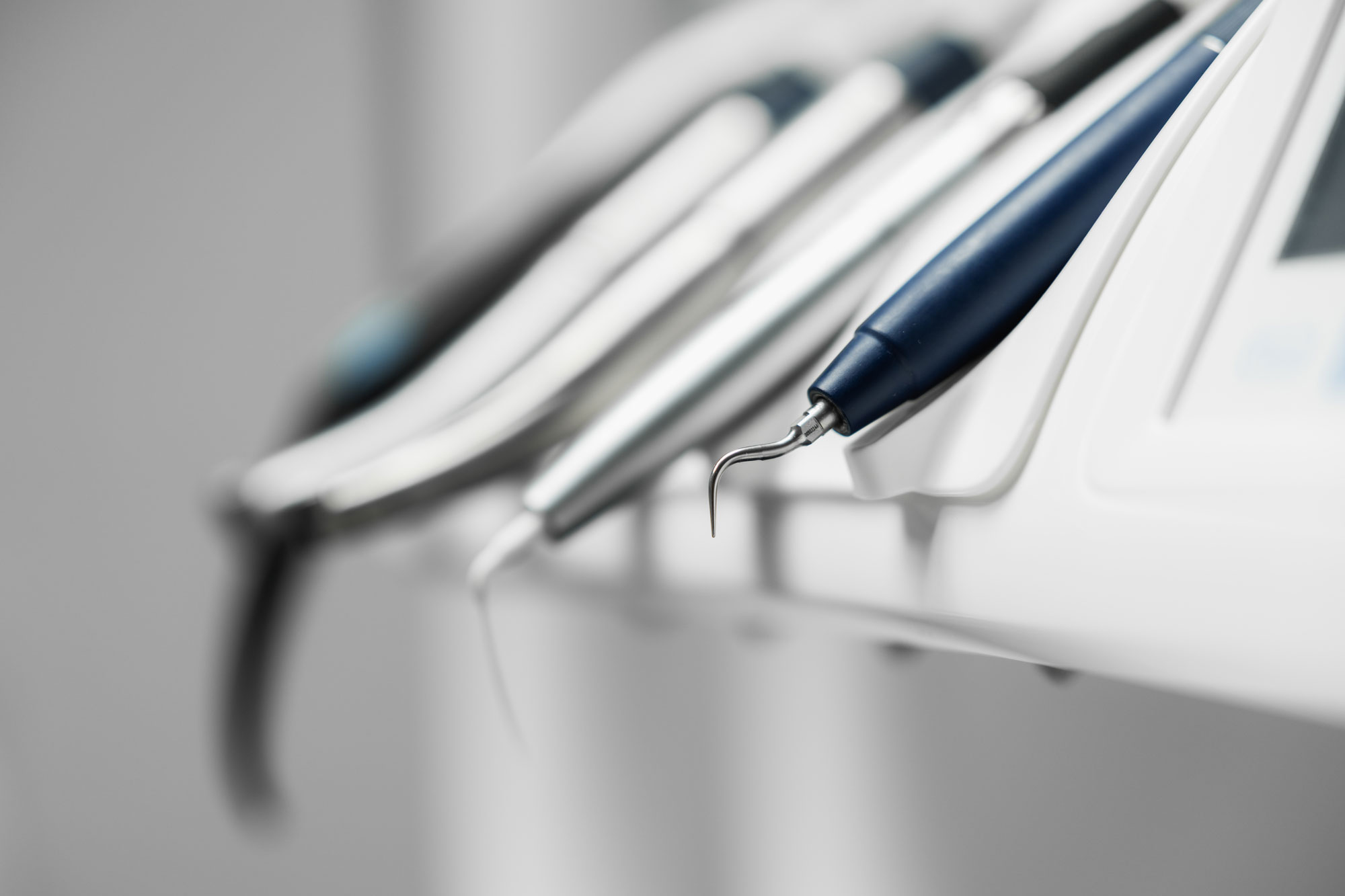 Detailansicht der Spitze eines zahnärztlichen Instruments in der Zahnarztpraxis Krist.